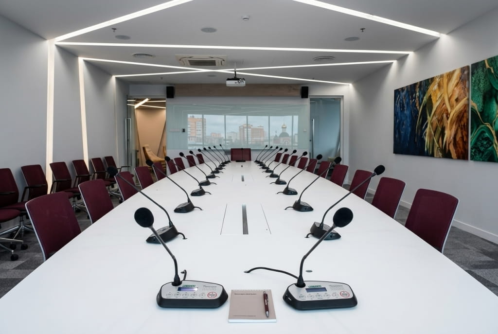 Звуковое оборудование в переговорной комнате