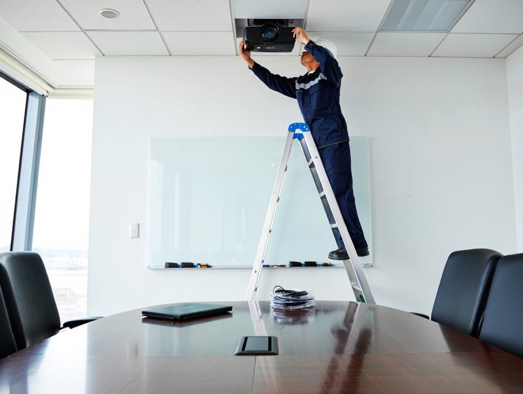 Монтаж проектора на потолок