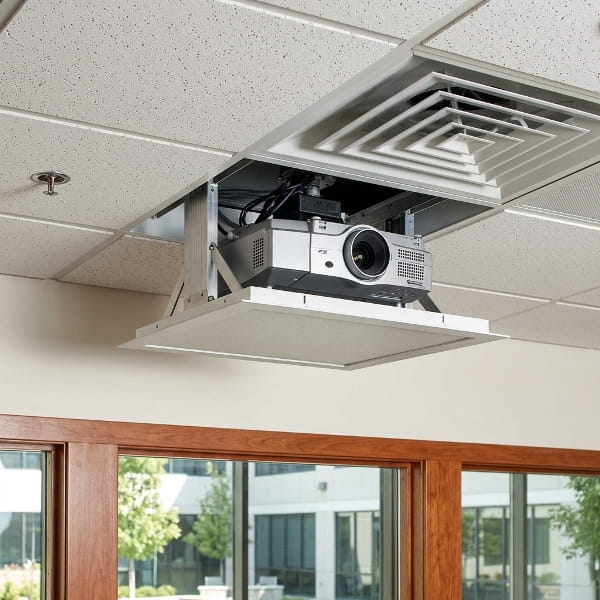 Проектор на потолке Армстронг