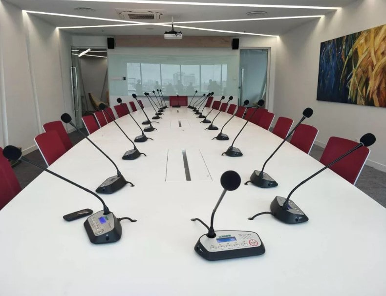 Звуковое оборудование в переговорной комнате