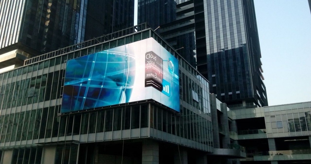 Реклама на фасаде здания