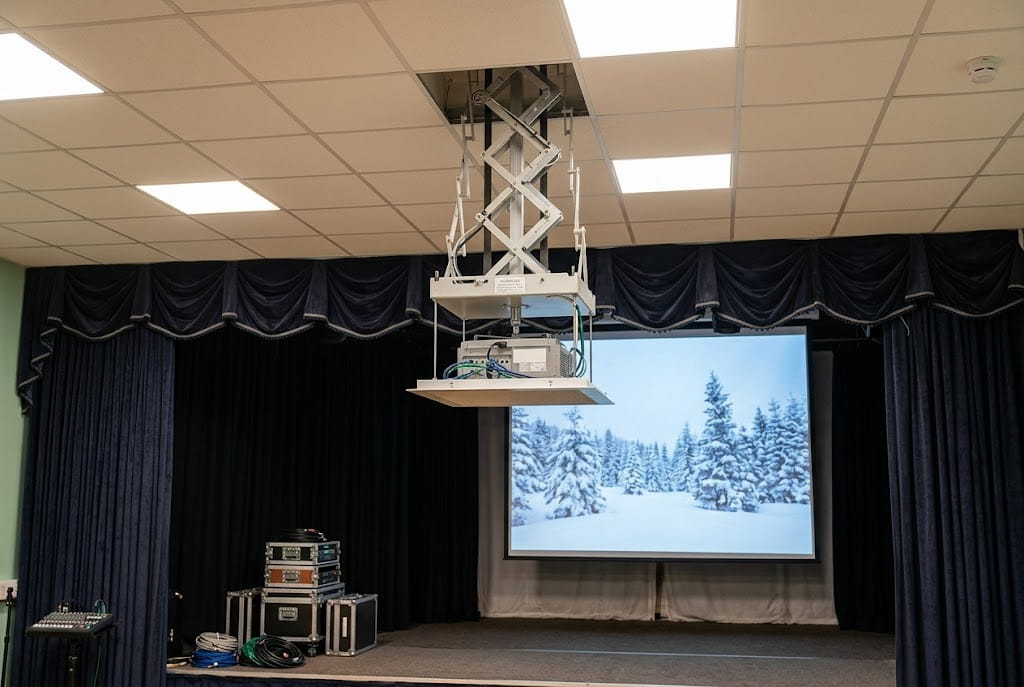 Проектор в актовом зале